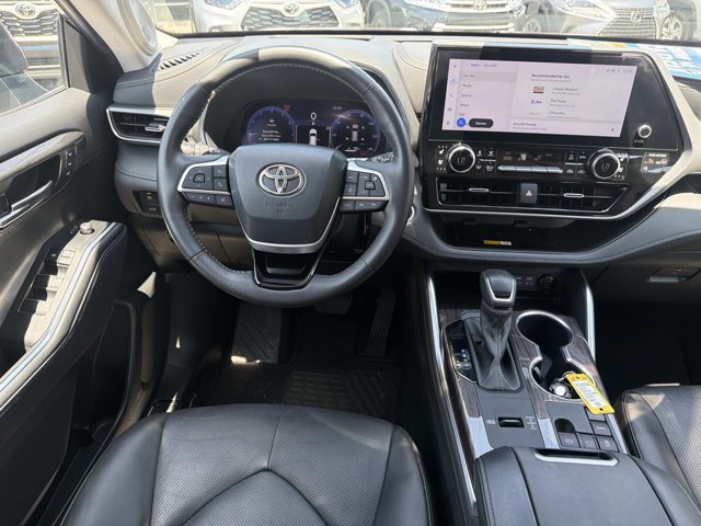 Used 2024 Toyota Highlander Platinum FWD image 24