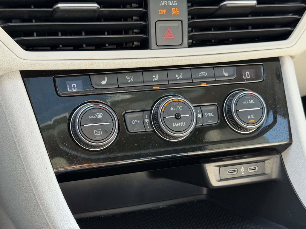 Used 2024 Volkswagen Jetta SE w/ Panoramic Sunroof Package FWD image 5