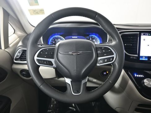 Used 2023 Chrysler Pacifica Touring-L FWD image 37