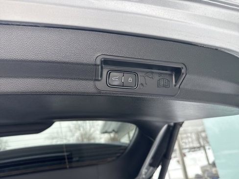 Used 2023 Ford Explorer Limited image 7