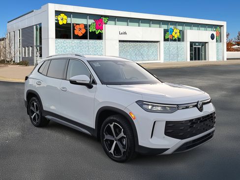 New 2025 Volkswagen Tiguan SE image 1