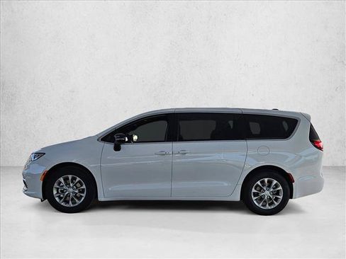 New 2026 Chrysler Pacifica Limited FWD image 5