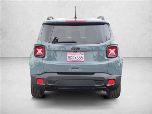 Used 2018 Jeep Renegade Altitude w/ UConnect 8.4 Nav Group FWD image 7