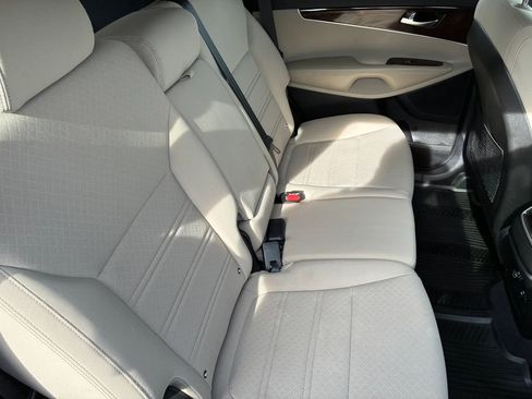 Used 2016 Kia Sorento LX w/ LX Convenience Package image 24