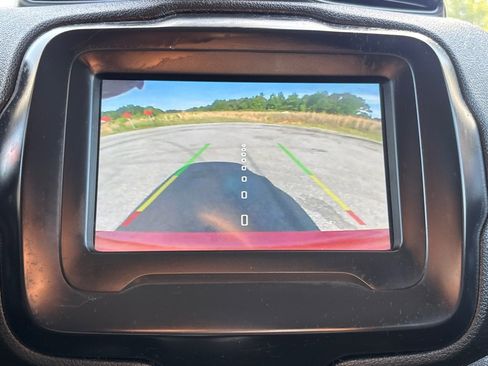 Used 2018 Jeep Renegade Altitude w/ Cold Weather Group FWD image 18