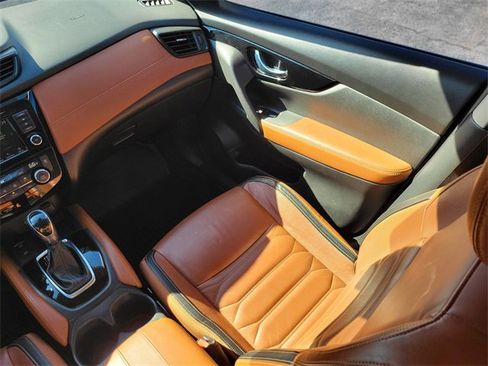 Used 2018 Nissan Rogue SL w/ Premium Package image 13