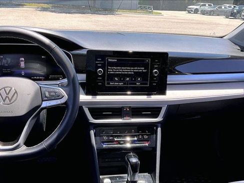 Used 2025 Volkswagen Taos SE w/ Panoramic Sunroof Package FWD image 20