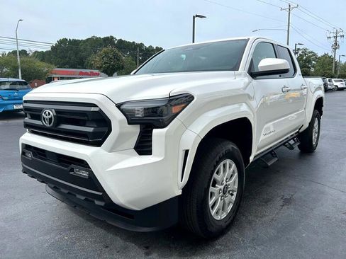 Used 2025 Toyota Tacoma SR5 image 4