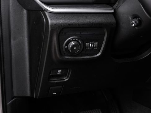 Used 2022 Jeep Grand Cherokee Overland w/ Luxury Tech Group IV AWD/4WD image 41