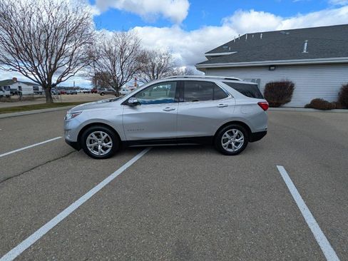Used 2018 Chevrolet Equinox Premier image 2