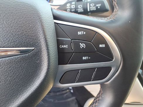 Used 2018 Chrysler Pacifica Touring-L image 47