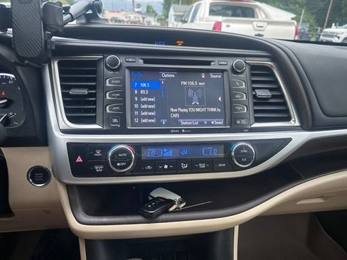 Used 2014 Toyota Highlander Limited Platinum FWD image 21