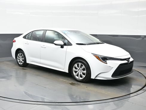 Used 2025 Toyota Corolla LE FWD image 11