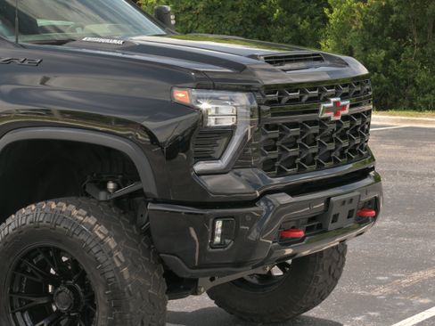 Used 2025 Chevrolet Silverado 2500 ZR2 w/ Technology Package AWD/4WD image 32