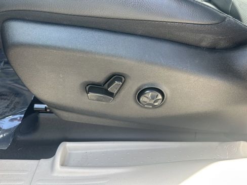 Used 2021 Chrysler Pacifica Touring-L image 10