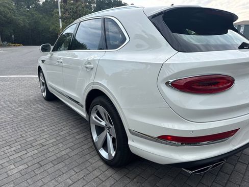 Used 2025 Bentley Bentayga AWD/4WD image 56