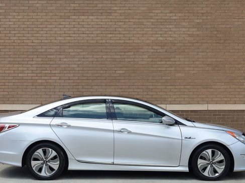 Used 2014 Hyundai Sonata Limited w/ Panoramic Sunroof Package 02 FWD image 3