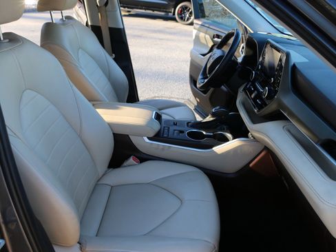 Used 2021 Toyota Highlander XLE image 28