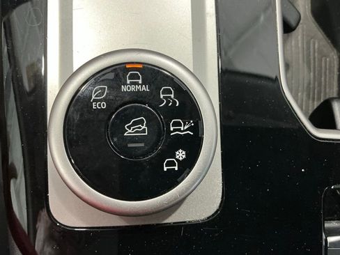 Used 2025 Mitsubishi Outlander SE FWD image 3