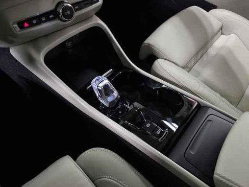 Used 2023 Volvo XC40 B5 Plus w/ Protection Package Premier image 28