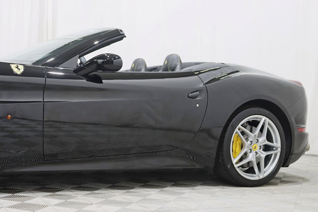 Used 2016 Ferrari California T RWD image 4
