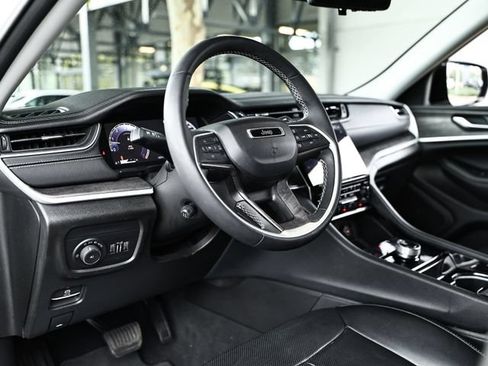 Used 2023 Jeep Grand Cherokee Limited w/ Luxury Tech Group II AWD/4WD image 18