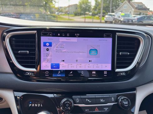 Used 2023 Chrysler Pacifica Touring-L FWD image 23