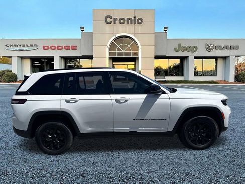 Used 2025 Jeep Grand Cherokee Altitude RWD image 2