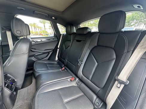 Certified 2023 Porsche Macan image 34