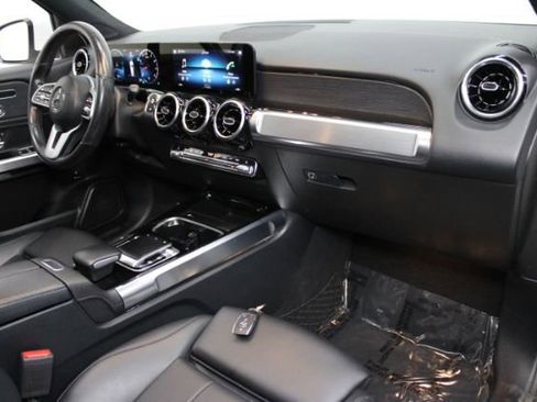 Used 2020 Mercedes-Benz GLB 250 4MATIC w/ Premium Package image 26