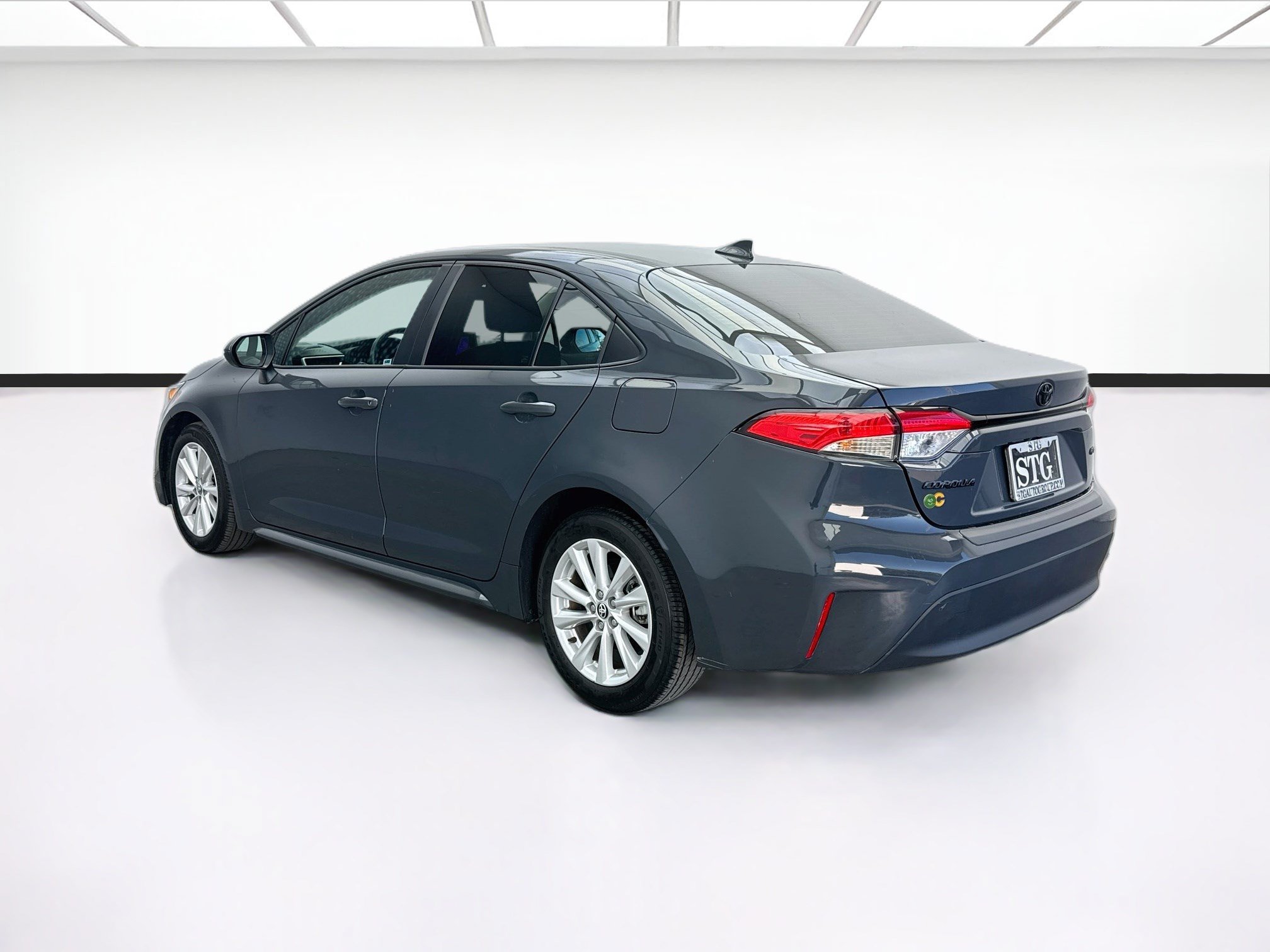 Used 2025 Toyota Corolla LE w/ LE Premium Package FWD image 6