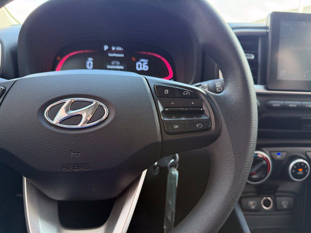 Used 2025 Hyundai Venue SE FWD image 11