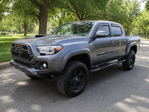 Used 2019 Toyota Tacoma TRD Sport AWD/4WD image 1
