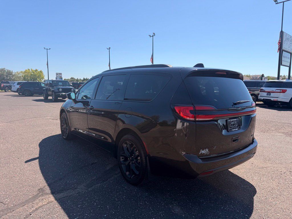 Used 2021 Chrysler Pacifica Touring-L w/ Uconnect Theater Family Group AWD/4WD image 7