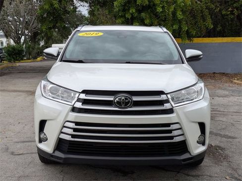 Used 2019 Toyota Highlander SE image 2