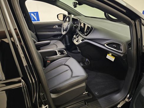 New 2026 Chrysler Pacifica Select w/ S Appearance Package FWD image 27