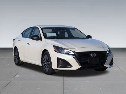 Used 2025 Nissan Altima 2.5 SV FWD image 8