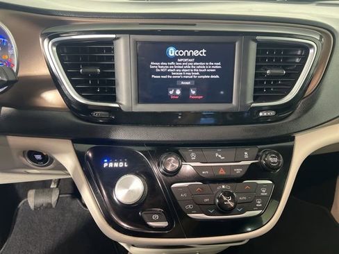 Used 2019 Chrysler Pacifica Touring-L image 19