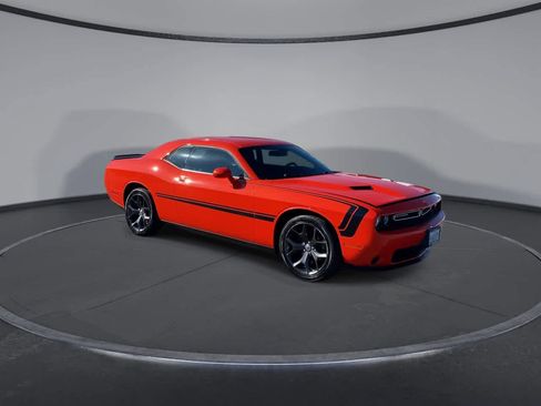 Used 2017 Dodge Challenger SXT image 2
