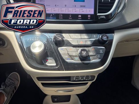 Used 2023 Chrysler Pacifica Touring-L FWD image 22