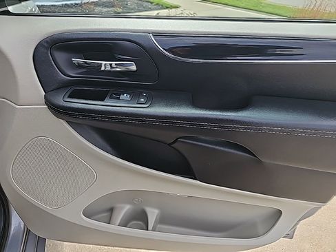 Used 2014 Chrysler Town & Country Touring-L image 30