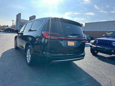 Used 2024 Chrysler Pacifica Touring-L FWD image 6
