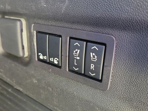 Used 2023 Chevrolet Suburban Premier image 13