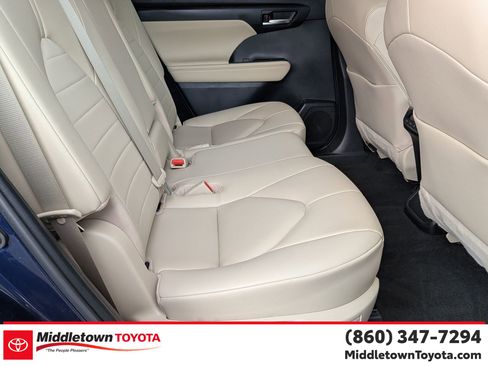 Used 2023 Toyota Highlander XLE image 34