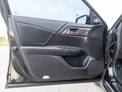 Used 2016 Honda Accord Touring image 10