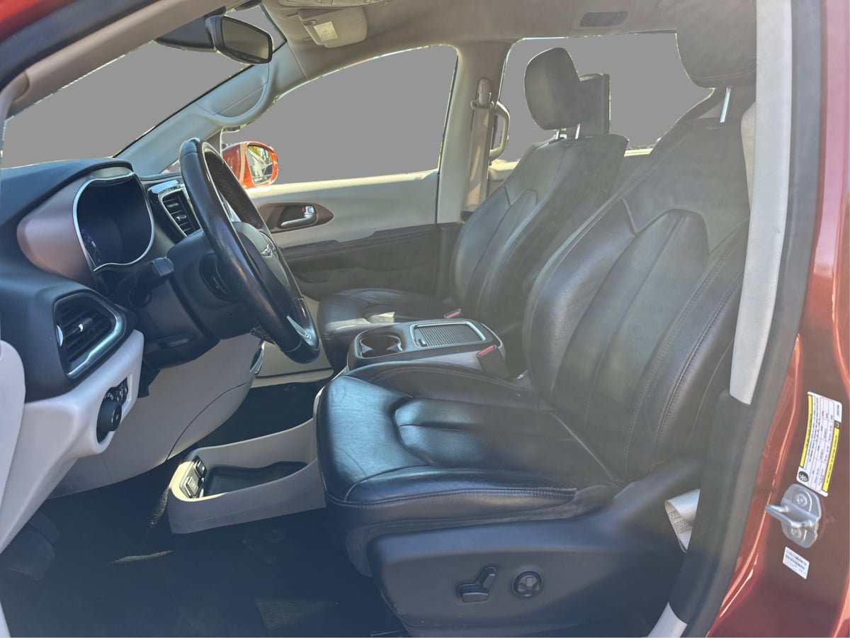 Used 2018 Chrysler Pacifica Touring-L Plus FWD image 10
