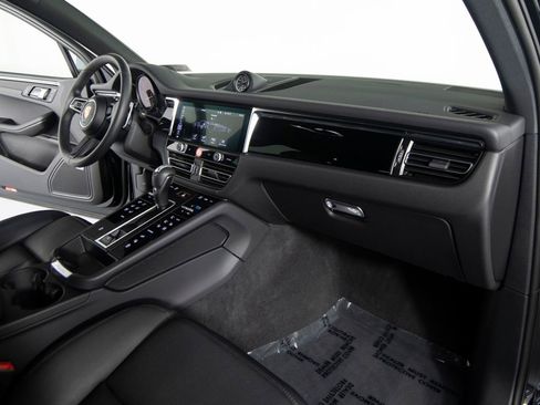 Certified 2025 Porsche Macan image 28