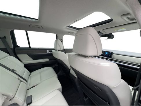 Used 2025 Hyundai Santa Fe Limited FWD image 28