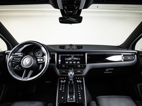 Certified 2024 Porsche Macan AWD/4WD image 25