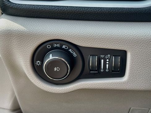 Used 2024 Chrysler Pacifica Limited FWD image 6